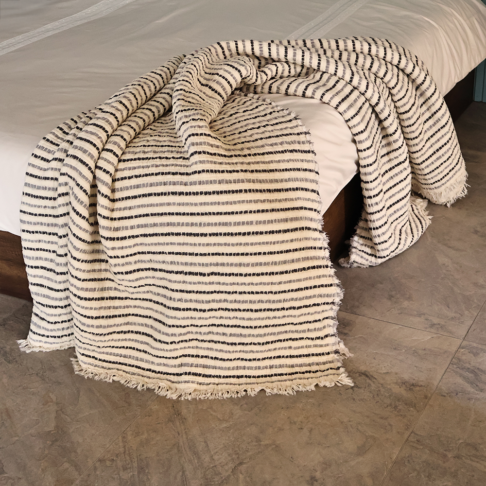 Jakarlı Dolgulu Müslin Yatak Örtüsü Lacivert